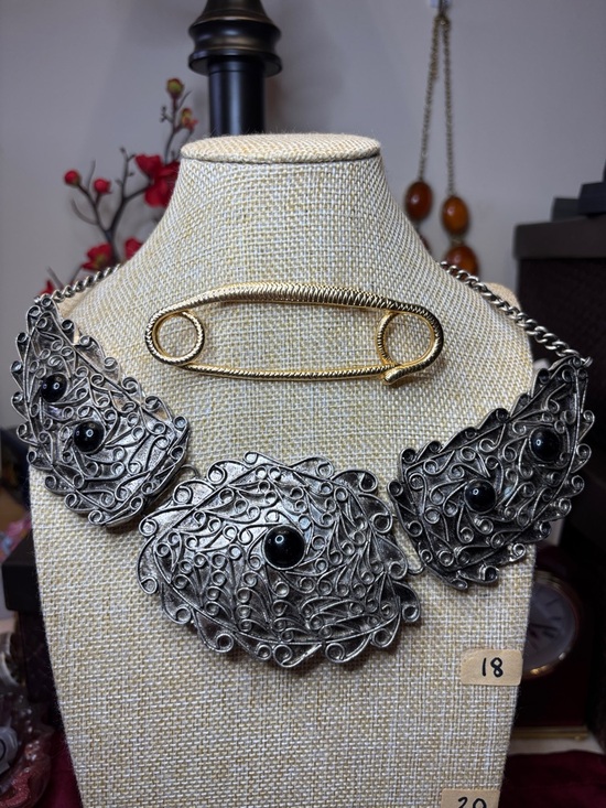 Jewelry - Vintage Silvertone Victorian Bib 19” Necklace